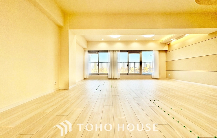 内装 ◆居心地のいい暮らし◆には欠かせない眩い採光。ゆったりとした幅の窓からこの空間に降り注ぐ採光が絶えない。明るいリビングこそ居心地のいい暮らしが待っているのだと思う。