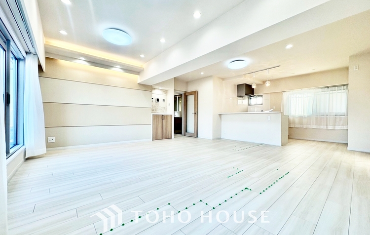 内装 ◆木漏れ日◆の様な採光が優しく足元を照らし、心地いい暮らしの道しるべを写し出す。この空間で過ごす家族との語らいの時間がとても素敵で幸せを感じるかもしれない。