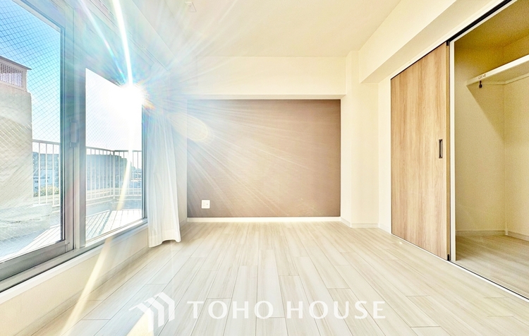 内装 ◆窓を開けると◆冷涼な風、そよぐリビング。だんらんの場所はここから始まり、ここで終わる。家族の笑顔が集う素敵な場所だから、こだわり抜いた思いが詰まっているのだと思う。