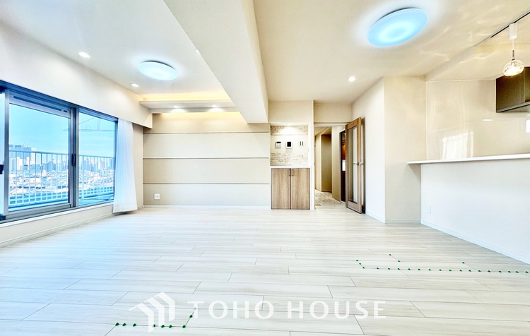 内装 ◆結ばれた◆玄関ドアを開けるとリビングから聞こえる小走りの足音。靴を脱ぎかけ目の前に立つ君の瞳と交差する。君は微笑みその刹那に心奪われる。佇む僕と君の間に赤い糸が結ばれた。