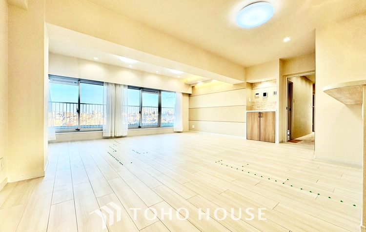 内装 ◆今宵の食卓◆ダウンライトに反射するグラスを眺めながらワインを注ぐ。トクトクと心地いい音をさせながら、フランスの古城を思わせる薫りがたちこめ、とても幸せな時を過ごせる。