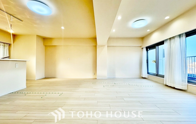 内装 ◆窓を開けると◆冷涼な風、そよぐリビング。だんらんの場所はここから始まり、ここで終わる。家族の笑顔が集う素敵な場所だから、こだわり抜いた思いが詰まっているのだと思う。