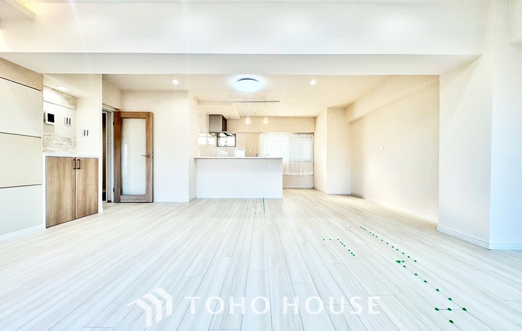 内装 ◆リビングルーム◆そこには目を輝かせ笑顔で見つめてくれる君がいて、「おかえり」の言葉がこだまする。何気ない日々の挨拶は僕にとっては幸せで、同時に君の瞳にも恋している。