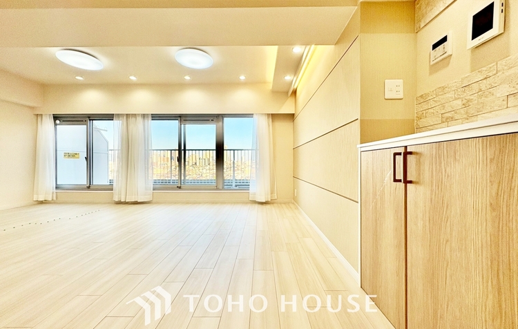 内装 ◆海の向こうへ沈む夕日◆オレンジ色の光は大人になった今の僕にはわかる。1日の終わりを伝えに来たわけではなく、また明日が来る方へ導いてくれた事を。