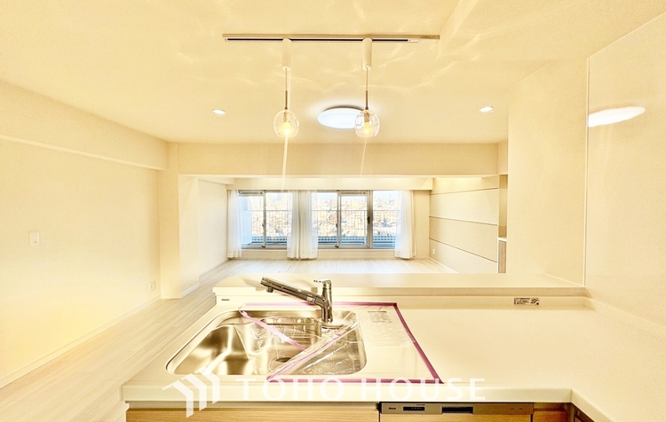 キッチン ◆時を忘れる場所◆ここにはみんなが集い、食事と楽しい会話が始まる。話に夢中になりすぎて、ついつい時を忘れ夜半過ぎになってしまう。そんな束の間の幸せを感じさせてくれる場所でありたい。