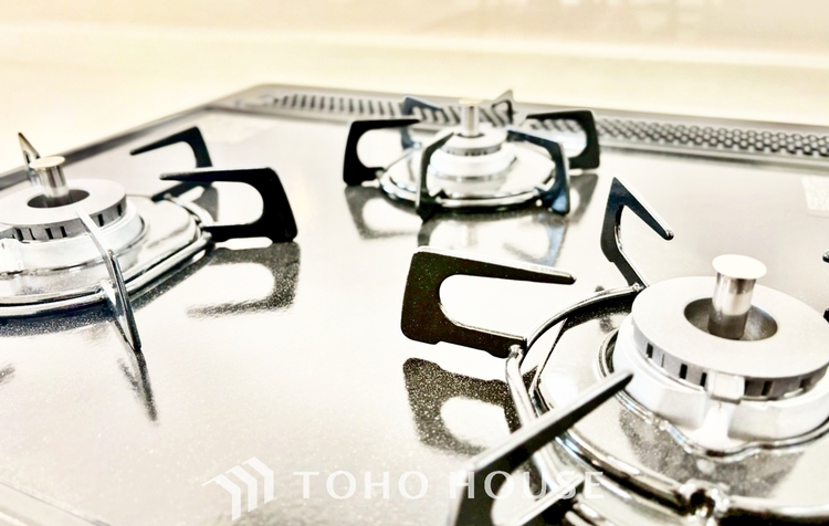 キッチン ◆ここに在る◆事も無げに美しく、伝えるには筆舌に尽くし難い。豪華絢爛や華美と言う事ではなく、住まう者にとって暮らし易く心地がいいと言う美しさがこの住まいには込められている。