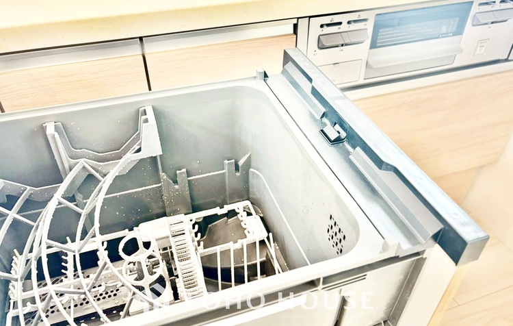 キッチン ◆今宵の食卓◆ダウンライトに反射するグラスを眺めながらワインを注ぐ。トクトクと心地いい音をさせながら、フランスの古城を思わせる薫りがたちこめ、とても幸せな時を過ごせる。