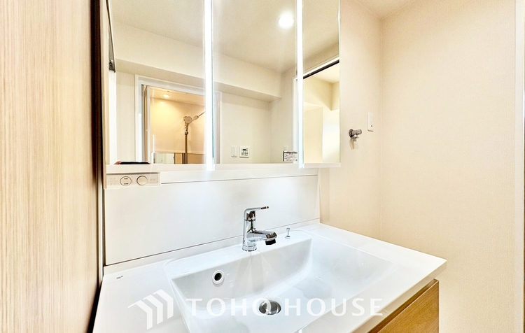 洗面 ◆サンサンと◆差し込む太陽の光がこのリビングに笑いをもたらす。ソファの上のクッションがポカポカした暖気にぬくぬくと微睡んでいる。