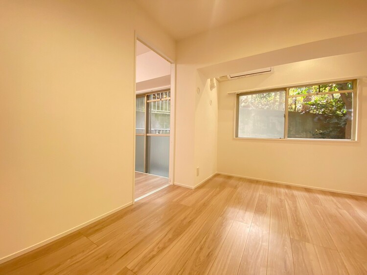 居間 落ち着いた雰囲気に包まれて、伸びやかな空間。