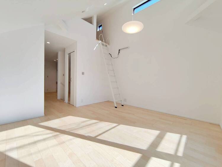 居間 伸びやかな空間のなかで、ゆったりとしたひとときを過ごせます。