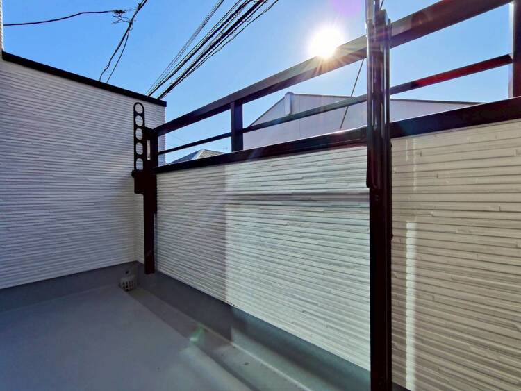 バルコニー 朝の澄んだ空気や、夕方に吹く清々しい風を感じられるバルコニー。