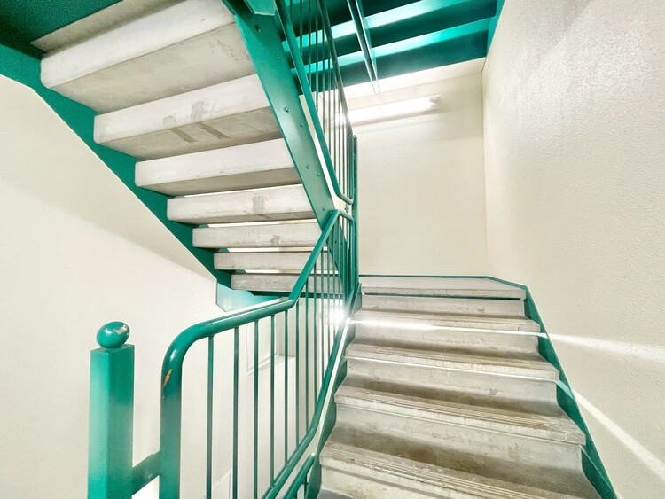 設備 共用部の階段です。明るく清潔に管理されています。