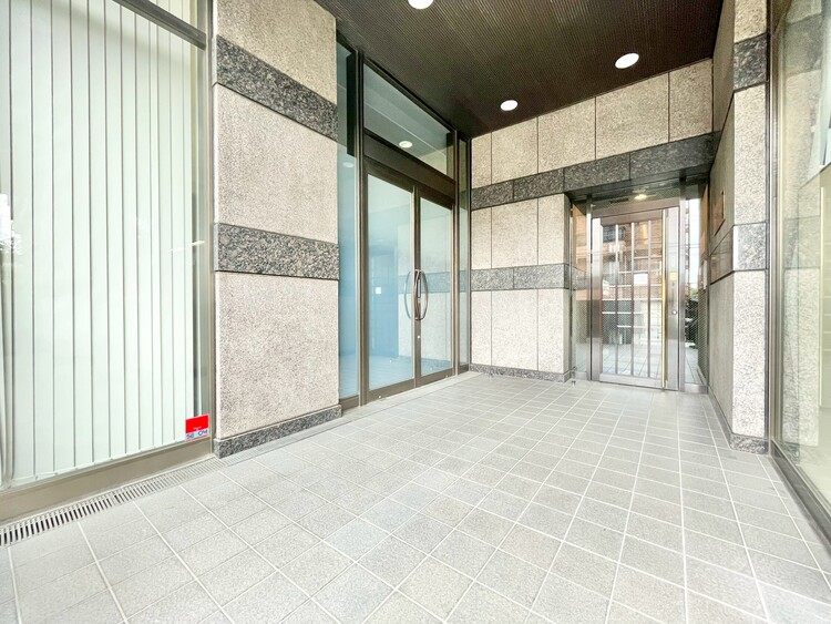エントランス 綺麗に整備されており、行き届いた管理体制をうかがわせます。