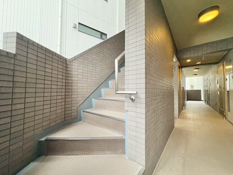 その他 共用部の階段です。明るく清潔に管理されています。