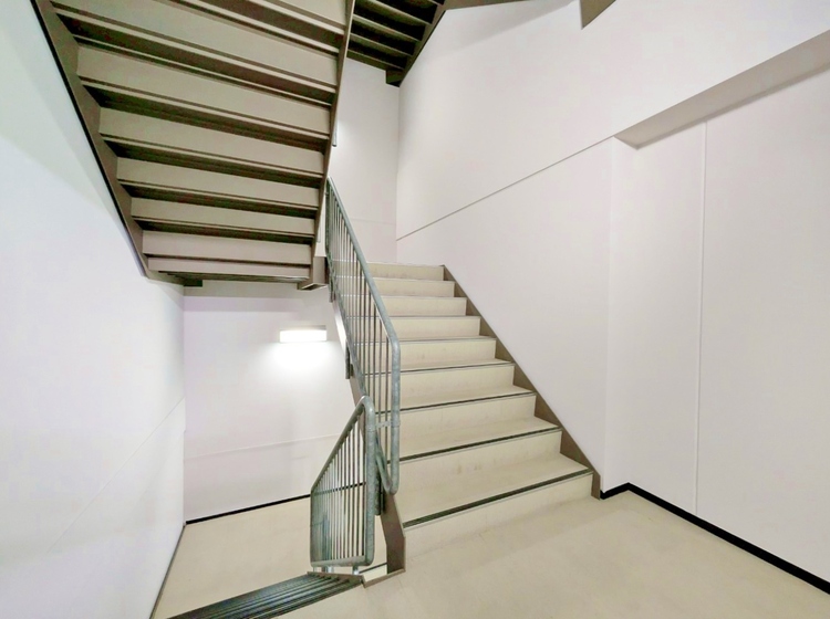 その他 共用部の階段です。明るく清潔に管理されています。