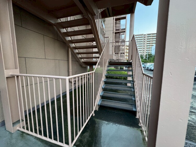 設備 共用部の階段です。明るく清潔に管理されています。