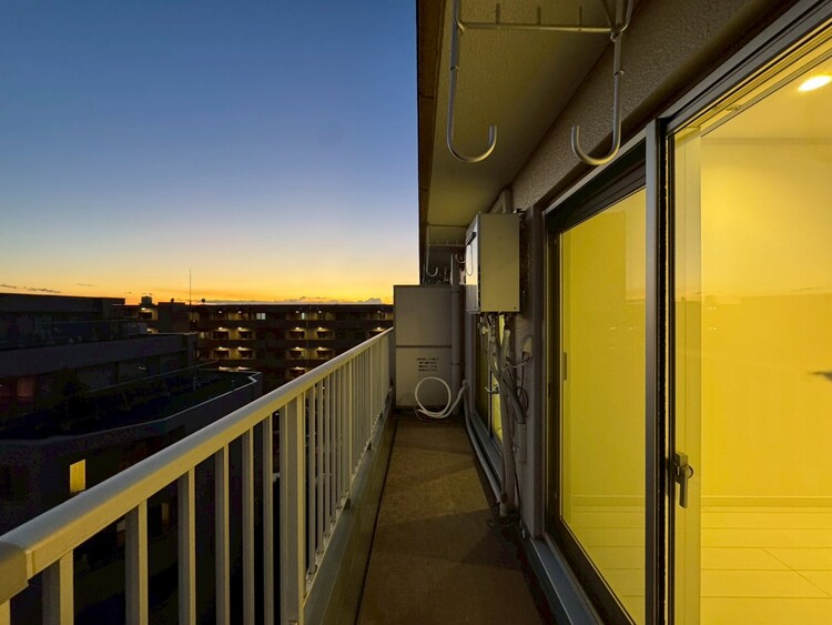 バルコニー 朝の澄んだ空気や、夕方に吹く清々しい風を感じられるバルコニー。