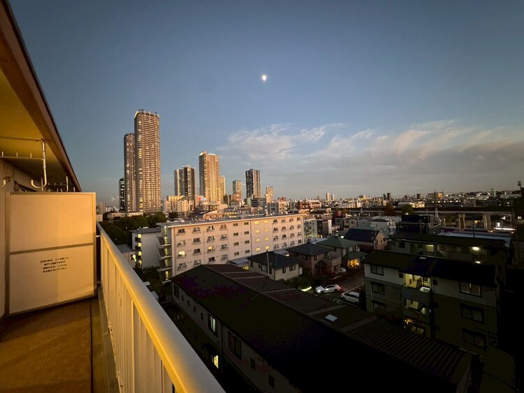 バルコニー 眺望や窓からの景色が良いと、家で過ごす時間も快適です。