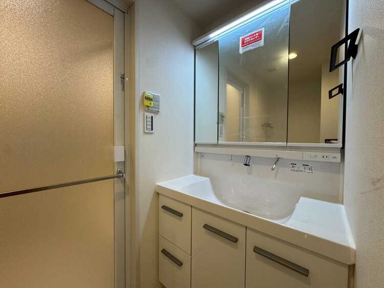 その他 清潔感を感じられる洗面化粧台。