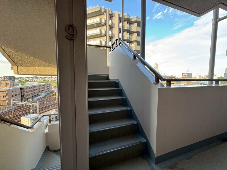 その他 共用部の階段です。明るく清潔に管理されています。