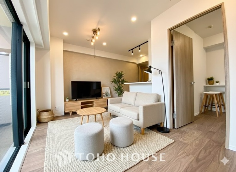 内装 【LIVING】◆扉を◆開くとこの景色。家族の”おかえり”の声が聞こえてきそう。※この画像の家具の配置には、CGによる加工を施しております。