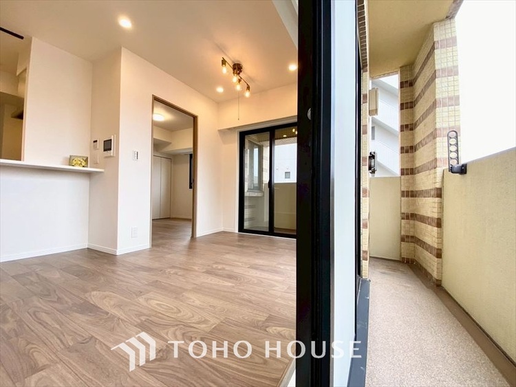 内装 【LIVING】◆眩い◆光が燦々と入り、家族の笑顔を照らす。「いつまでも続いて」と願う夢のような毎日がここにある。