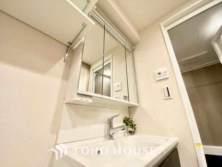 洗面 【WASHROOM】◆快適◆煌びやかな暮らしの中にも忘れたくない快適さ。大きな収納が助けてくれます。