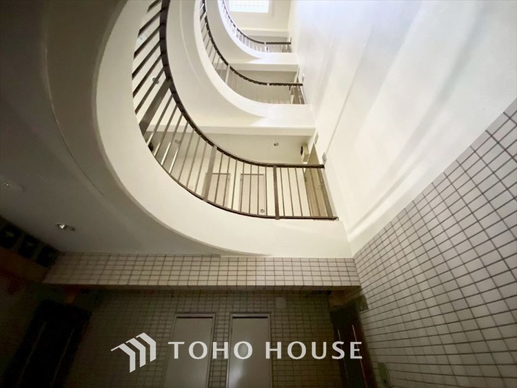 エントランス 【ENTRANCE】◆家族◆家で家族と過ごす時間は限られている。帰りを待つ家族の元へと急ぐときの弾む思い。そんな思いを引き立てる邸宅。