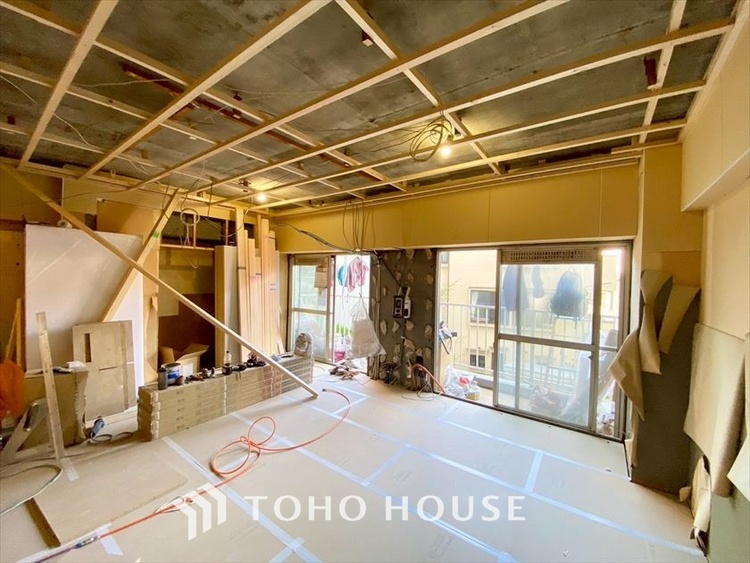 内装 【LIVING】◆煌びやか◆愛おしい家族との団欒の時間をより一層幸せなものに感じさせる煌びやかなLDK。輝かしい毎日が待っています。※この画像の家具の配置には、CGによる加工を施しております。