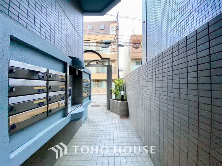 エントランス 【ENTRANCE】◆家族◆家で家族と過ごす時間は限られている。帰りを待つ家族の元へと急ぐときの弾む思い。そんな思いを引き立てる邸宅。