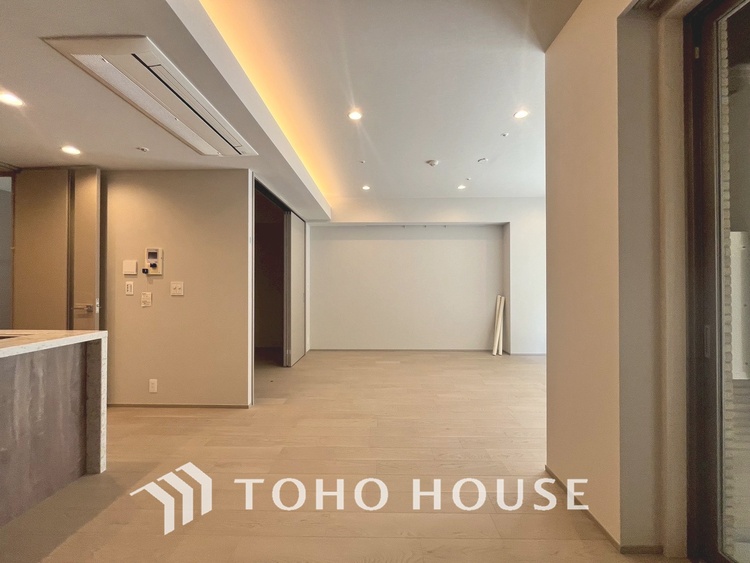 内装 【LIVING】◆眩い◆光が燦々と入り、家族の笑顔を照らす。「いつまでも続いて」と願う夢のような毎日がここにある。