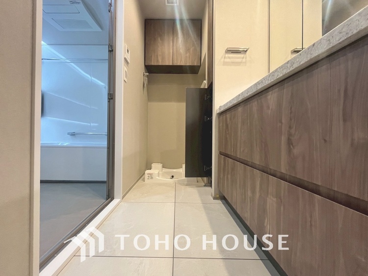 洗面 【WASHROOM】◆快適◆煌びやかな暮らしの中にも忘れたくない快適さ。大きな収納が助けてくれます。
