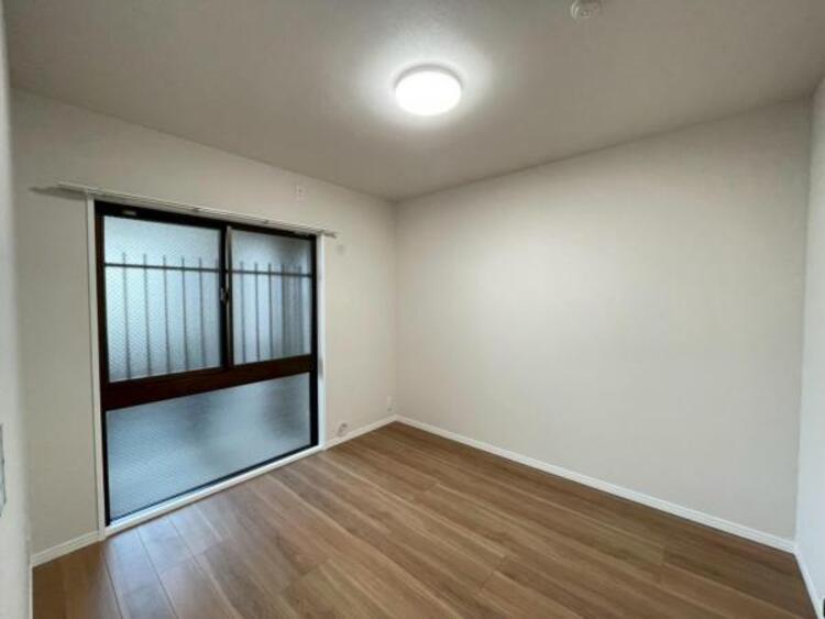 内装 子供部屋にぴったりな洋室。明るい空間で成長を見守ります