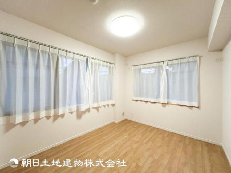 内装 【居室】ご自宅で快適に過ごす条件は、一人ひとり違います。個性が強すぎないシンプルな内装とシンプルなデザインで統一しております。居住していく中であなただけの【幸せマイホーム】を創り上げて下さい。