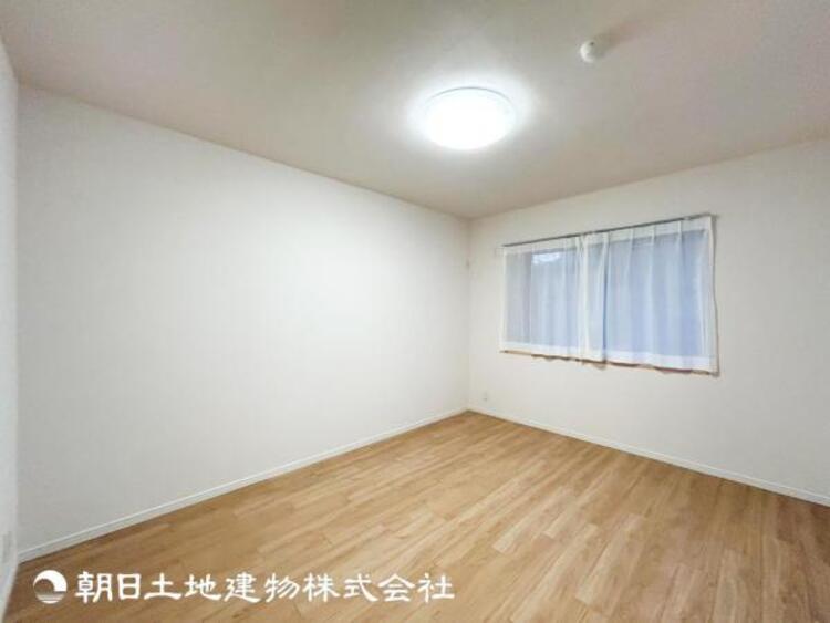 内装 【居室】爽やかな空間演出とセンス良く纏められた室内は良質な寛ぎ空間。そこで暮らす大切な人達のことを考え造りこんだ空間は日々の生活に安らぎを与えてくれます。