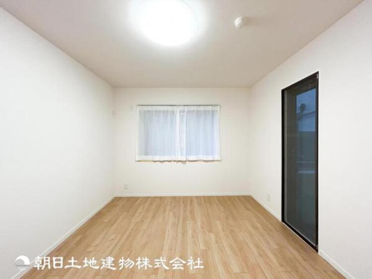 内装 【居室】大切な家族一人ひとりの大切な個別空間。趣味・感性で個性的に飾って頂けるようシンプルに仕上げてあります。自分時間を充実させながら心豊かなひとときを過ごすための大切な空間。