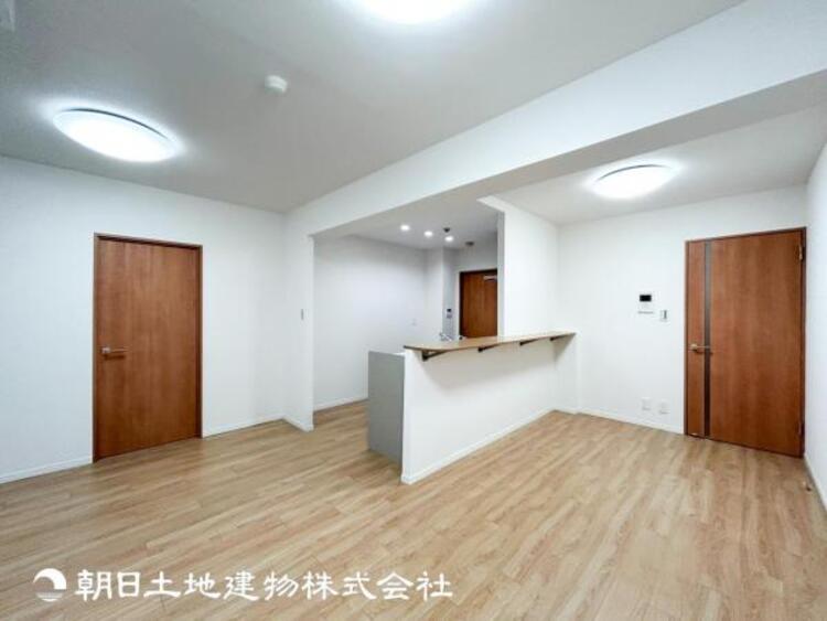 居間 【リビング】1日の中で最も長い時間を過ごすことになるリビングだからこそ、いつも笑顔があふれる空間であるように。広々とした空間から幸せな未来を。