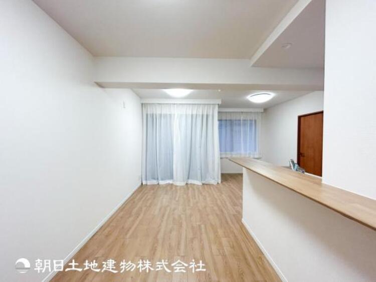 居間 【リビング】リビングにはみんなが集い、食事や楽しい会話が始まる。話に夢中になりすぎて、ついつい時を忘れてしまう。そんな束の間の幸せを感じさせてくれる場所。お子様の勉強スペースとしても活用できます。