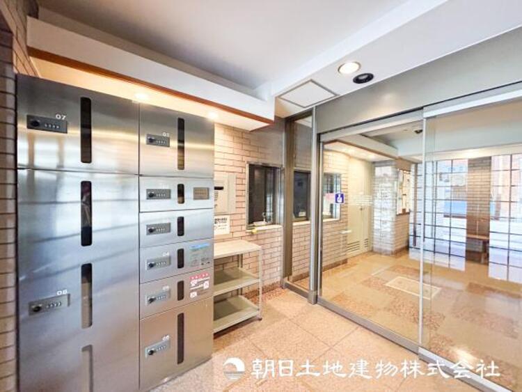 エントランス 【エントランス】温かい空気が溢れる玄関がお出迎えする本物件。この場所には「温もり」で包み込んでくれる安心できるな空間があります。