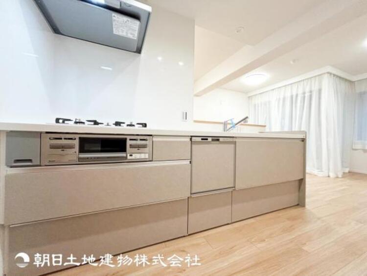 キッチン 【キッチン】住宅の主役でもあり、日常生活を過ごす上で重要な水回りでもあるからこそ機能性・デザイン性に拘りました。お掃除のしやすいシステムキッチンを設置しました。