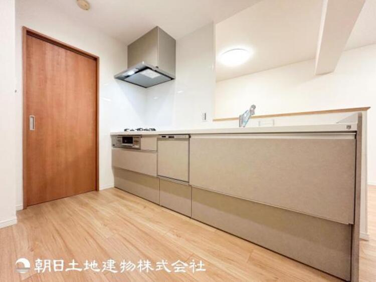 キッチン 【キッチン】仲良しなご夫婦、お子様、みんなでお料理ができる程の贅沢なスペースを実現したキッチンとなっております。みんなで作った料理を召し上がりながらの会話は盛り上がること間違いなしです。