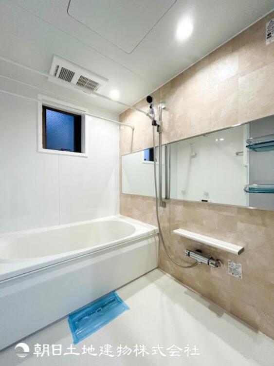 風呂 【浴室】上品な色合いが魅力のバスルームは、ほっと落ち着く空間を作り出しています。広々とした浴槽で体を癒やしながら、疲れを取り除けるような仕様です。お子様と一緒に楽しく入るのもいいですね。