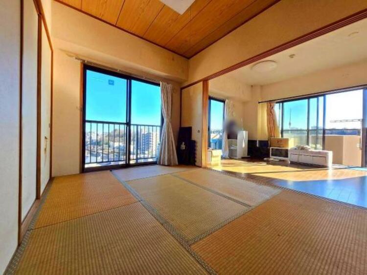 内装 リビングに隣接した和室は、アイロンがけなど家事スペースとしてもお使いいただけます