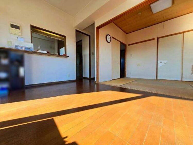 居間 南向きリビングで暖かく明るいです