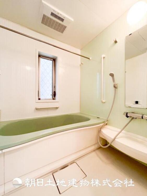 風呂 【浴室】上品な色合いが魅力のバスルームは、ほっと落ち着く空間を作り出しています。広々とした浴槽で体を癒やしながら、疲れを取り除けるような仕様です。お子様と一緒に楽しく入るのもいいですね。