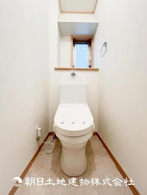 トイレ 【トイレ】家族みんなが毎日使う場所だから。お掃除がしやすい方はいい。いつまでも清潔な空間を保てるように、汚れをふき取り易いフロアと壁紙をチョイス致しました。洗浄便座になっておりますので、とても清潔にご使用いただけます。