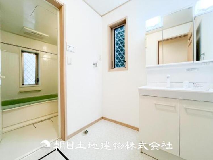 洗面 【洗面化粧台】慌ただしい1日が始まり、充実した1日の終わりを締めくくる洗面所。快適に過ごせることはもちろん、収納や機能性を兼ね備えた洗面化粧台です。快適に過ごせることはもちろん、収納や機能性を兼ね備えた洗面化粧台です。