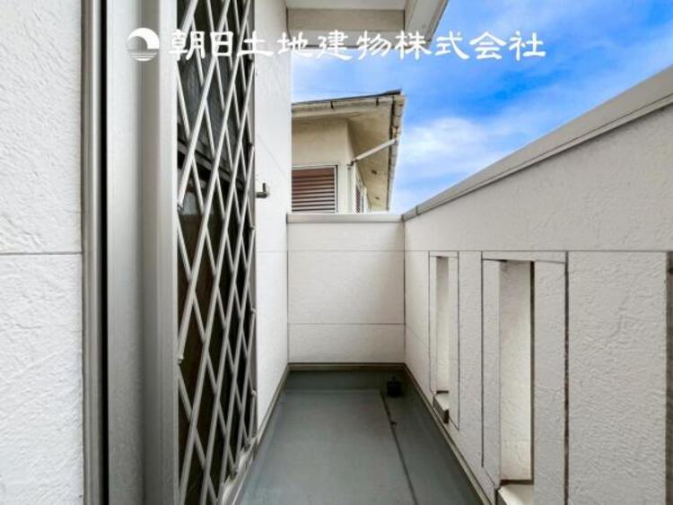 バルコニー 【バルコニー】太陽に愛された家。陽当り・通風に優れた魅力的で快適さを追求した住宅です。ここに住むからこそ意味がある。そんな特別感に浸りながら、毎日をお過ごし下さい。