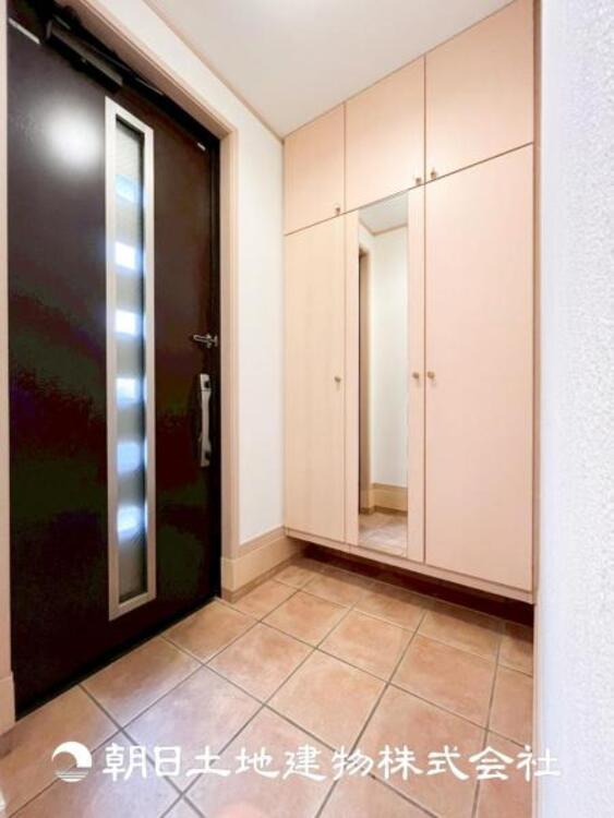 その他 【玄関】大切な家族、お客様をお迎えする玄関は住宅の入口。仕事が終わって疲れた日でも、あなたを受け入れてくれます。