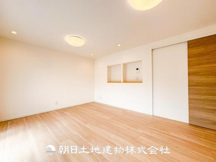 居間 家族や友人との時間など、１番多くの時間を過ごす空間だからこそ落ち着いた空間になります。